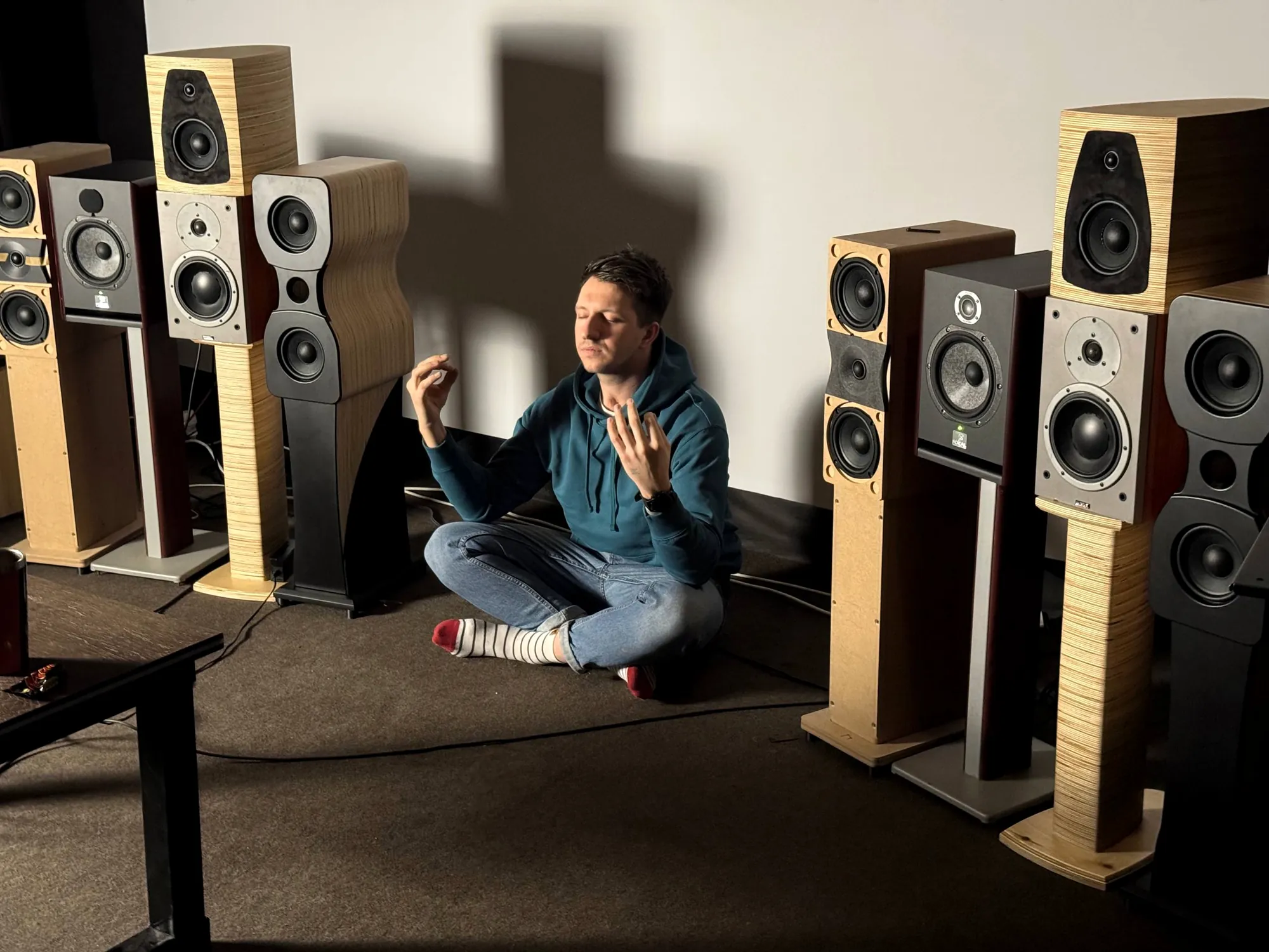 Основатель студии среди колонок AudioMax разных поколений
