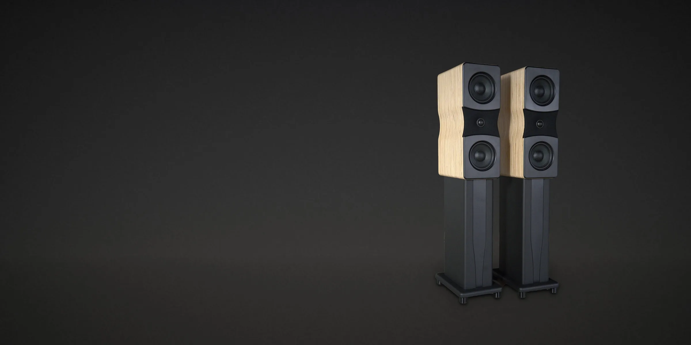 Пара напольных колонок AudioMax из слоёной берёзы на графитовых стойках